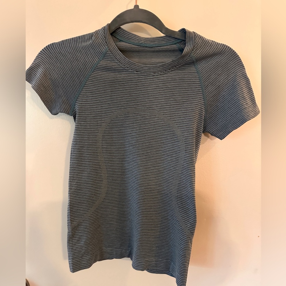 Lululemon athletica Swiftly Tech short sleeve waist length striped t shirt sz 2